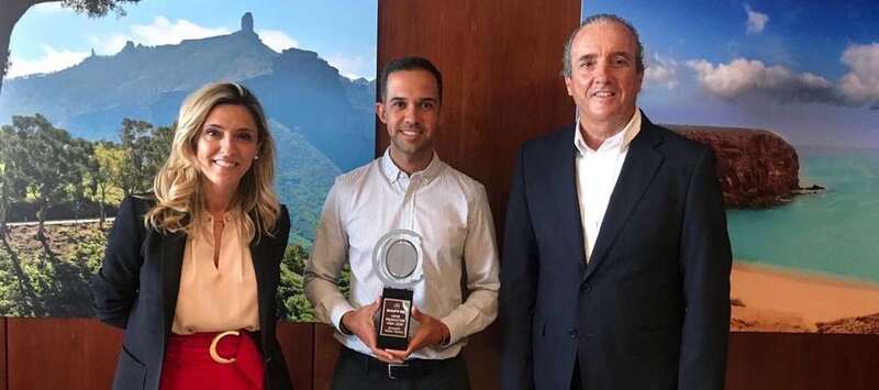 Muñoz recibió semanas atrás el premio de manos de Eva Tamayo, directora general territorial de Canarias, y de Alfredo Montes, director territorial de Las Palmas/TA.
